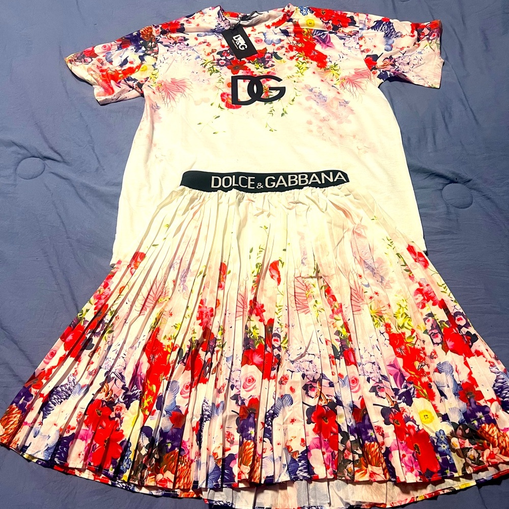 NWT Dolce and Gabbana 2 piece skirt set size large w Stretch. Floral